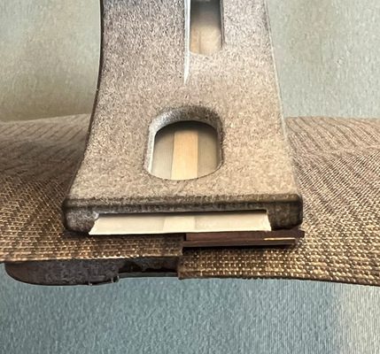 Die Führungsvorrichtung bringt das UltraSeam-Band passgenau auf die gestoßenen Acrylstoffe auf.