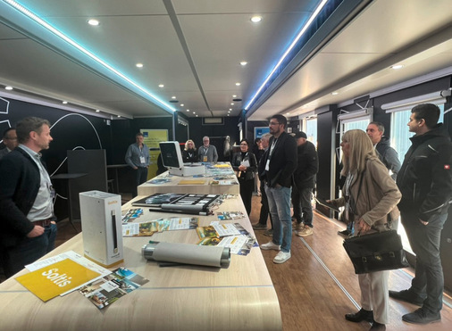 Im gelben Truck der Tourpartner wurden mit kurzen Produktpräsen­tationen Antriebs- und Steuerungslösungen u. a. präsentiert.