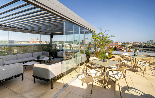 Glisse R ist ein Ganzglas-System, das aus gehärteten einteiligen Glaselementen ­besteht, die auf parallelen Schienen gleiten.