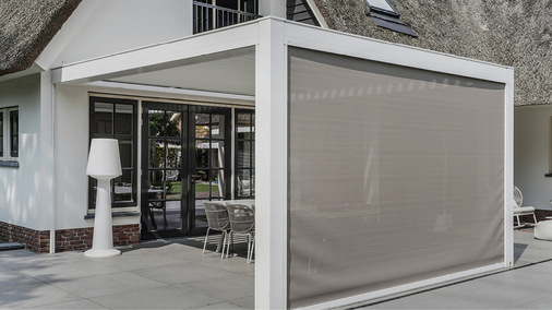 In einem dezenten Grauton gewählt, fügen sich die Senkrechtmarkisen Vertika unauffällig in die Gesamtgestaltung ein.