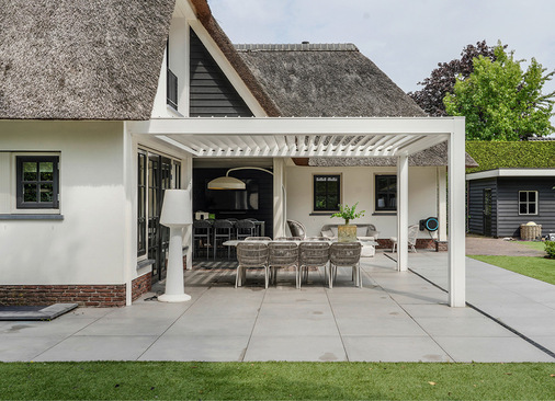 Die Wahl fiel auf die bioklimatische Pergolamarkise Kedry Prime – eine Aluminiumstruktur mit verstellbaren Lamellen, die durch ihre modulare Bauweise ideal für große Flächen geeignet ist.