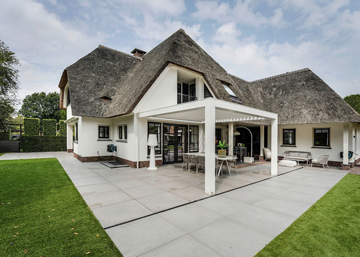 Die Pergola wurde in Weiß ausgeführt, wodurch sie sich nahtlos in die Architektur einfügt und für eine helle, freundliche Atmosphäre sorgt.