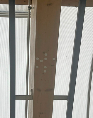 Zusätzlich nutzt der Roboter seine Kamera um silberne reflektierende Orientierungspunkte an der Decke, und damit seine Position noch präziser zu bestimmen.