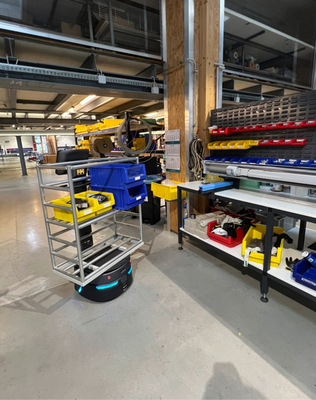 Lucki nutzt fortschrittliche Sensorik und KI-gestützte Algorithmen, um sich sicher durch komplexe Umgebungen zu bewegen und das Material anzuliefern.