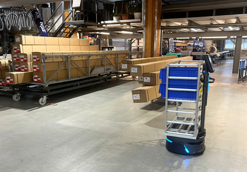 Die integrierte SLAM-Technologie (Simultaneous Localization and Mapping) sorgt dafür, dass der Roboter stets seine Position kennt und sich auch in unstrukturierten Umgebungen sicher zurechtfindet.