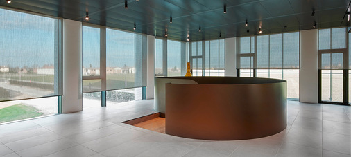 Im Foyer überzeugen die Screens aus Soltis Touch durch ihre ausgezeichnete Durchsicht und ­visuellen Komfort.