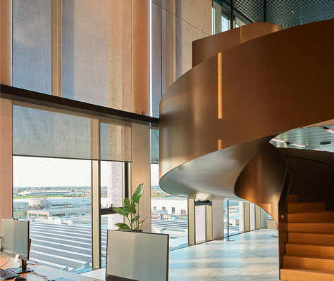 Resstende als Ausstatter und Hersteller der Sonnenschutzanlagen spielte eine Schlüsselrolle bei der Schaffung innovativer Gestaltungslösungen, die verborgen in die Decke integriert wurden.