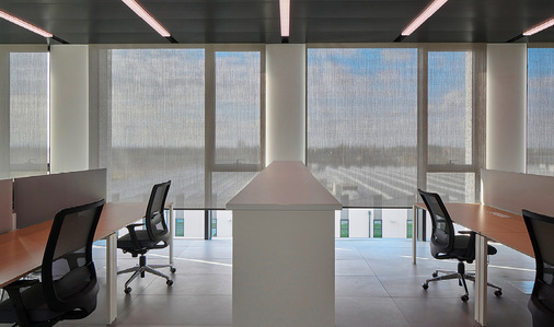 Die besondere Schallabsorption des Sonnenschutz-Materials (aw = 0,40 bei einem Luftspalt von 100 mm) leistet gleichzeitig einen wesentlichen Beitrag zum akustischen Komfort in den Groß­raumbüros.