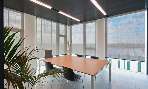 Die unregelmäßigen Texturen vermitteln einen sehr angenehmen, natürlichen Look und sorgen für eine warme und einladende Arbeitsatmosphäre.