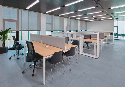 Besonders gefiel den Architekten der Aspekt, dass der Sonnenschutz trotz der verschiedenen Ausrichtungssituationen mit einem durchgängigen Material ­gestaltet werden konnte.