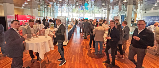 Die Pausen werden gerne zum Netzwerken genutzt oder um bei den über 30 Ausstellern vorbeizuschauen.