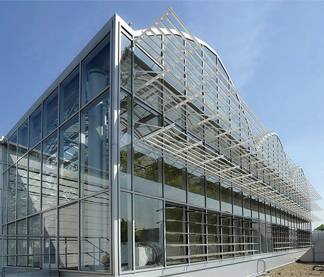 Der feststehende Sonnenschutz kann relativ frei gestaltet werden. Die ­errechneten Windkräfte, die auf die Konstruktion einwirken, müssen von der Fassadenkonstruktion aufgenommen werden können.