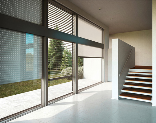 Drei verschiedene Behänge – ein System: Der ­Thermo NB 4.0 kann sowohl Rollläden als auch Raff­stores und Tuchverschattungen aufnehmen.