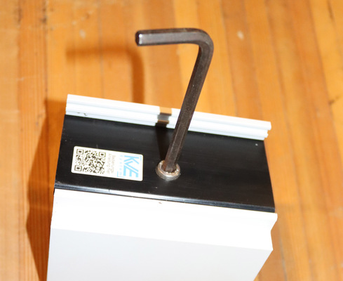 Die Bedienung des KVE-Systems erfolgt über eine Manipulationsschraube, die von außen zugänglich, aber in der Ansicht unsichtbar bleibt.