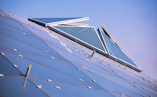 Eine gläserne „Tulpe“ krönt die Dachkonstruktion