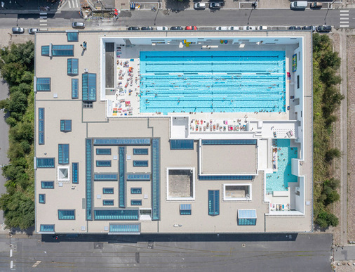 Fast 400 Velux Modular Skylights sorgen bei dem Badezentrum heute für die Belichtung über ﻿das Dach.