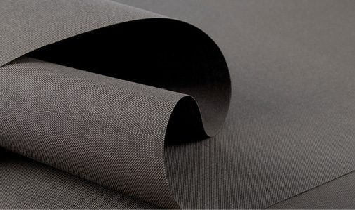 Twilight Comfort ist besonders für den Einsatz in ­modernen Fassadenlösungen geeignet, da es durch seine hohe Zugfestigkeit optimal auf ZIP-Anlagen ­optimal funktioniert.