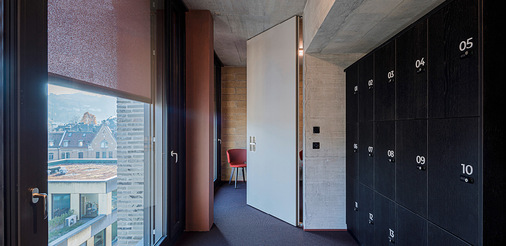 Die Senktrechtmarkisen des Hotel Leo mit seinen 108 Hotelzimmern vor dem Bahnhofs- und Hochschulareal in St.Gallen wurden über 8 Stockwerke mit Twilight Comfort ausgestattet.