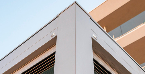 Der matte Aluminiumfarbton fügt sich harmonisch in die minimalistische Architektur ein.