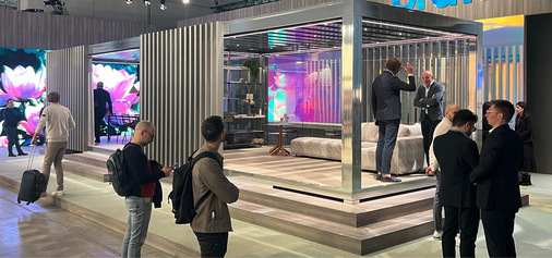 Der Messestand mit der Pergola Carrera in spiegelnder Chromausführung betonte das Prinzip „Weniger ist mehr“ und unterstrich Pratics Engagement für minimalistisches Design und technische Raffinesse.