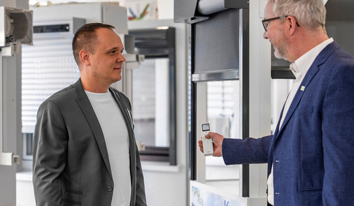 Das innovative Set rund um den SE Solar-com wird von Fachkunden immer mehr angenommen. Marcel Klockenhoff (l.) und Andreas Galler sind sich einig, dass vor allem auch die schnelle Montage punktet.