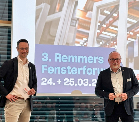 Martin Stöger und Andreas Lindau (l.) begrüßen rund 120 Teilnehmer auf dem 3. Fensterforum.