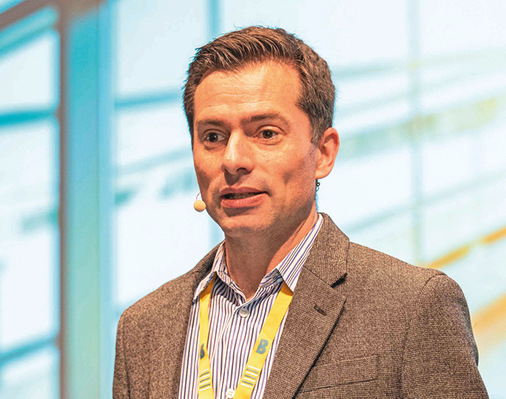 Peter Staub, Direktor des Departements Architektur, Holz und Bau der Berner Fac﻿hhochschule begrüßt zu den 12. windays 2025.