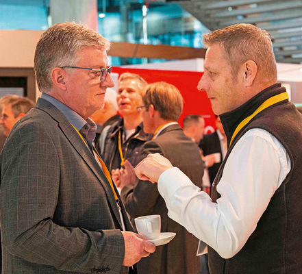 Angeregte Diskussionen in der Fachausstellung.