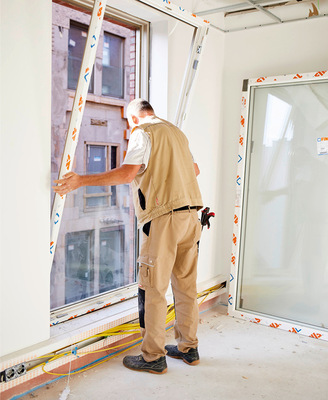 Einbau einer Montagezarge. Das eigentliche Fenster wird erst in einem zweiten Schritt montiert. Dies kann später in rund einer halben Stunde ausgetauscht werden. - © Foto: Finstral