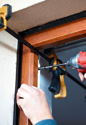 Bei der Überschubmontage dient der alte Rahmen als Basis. Zeitaufwand rund zwei Stunden.