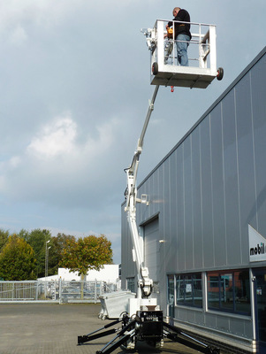Bei einem Minikran mit Arbeitskorb (TGT) kann der Monteur Versiegelungen direkt an Fassadenelementen durchführen.