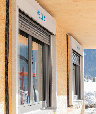 Trav frame kann das Fenster je nach Erfordernissen mittig oder innen bündig aufnehmen.