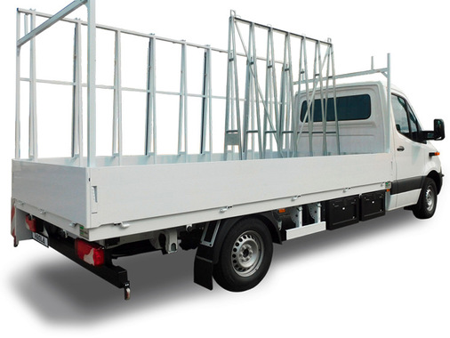 Ladegut oder Gestelle können bei der Pritsche längs und quer aufgestellt werden. Der limitierende Faktor ist nur das zulässige Gesamtgewicht des Fahrzeugs.