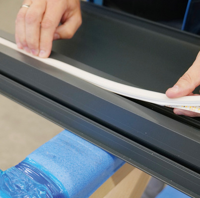 Die flexible Stripe-Beleuchtung lässt sich einfach in die dafür vorgesehenen ­Aus­sparungen drücken – ganz ohne Werkzeug und Aufwand. - © Foto: TS