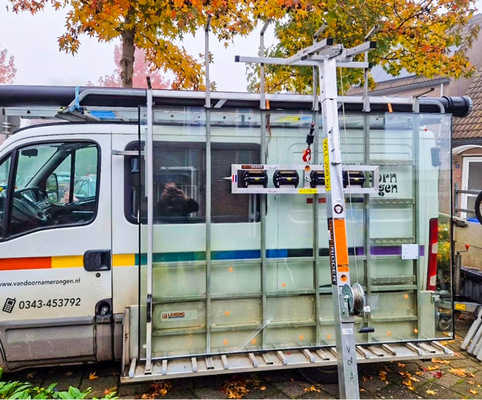 Auch bei Entladen unterstützen die Handling-Geräte aus den Niederlanden die Monteure.