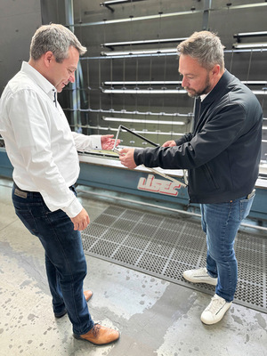 GF Albert Schweizer mit Bojan Gvozdarevic (r.),  GF in Kirchberg und Leiter innovativer Glasbau.