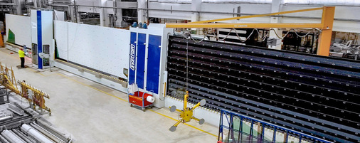 Gläser bis 9 × 3,3 m kann der Veredler aus Styr mit seinem Bearbeitungszentrum von systron verarbeiten. Auch eine Wasserstrahl-Funktion ist in die Anlage integriert. - © Foto: systron