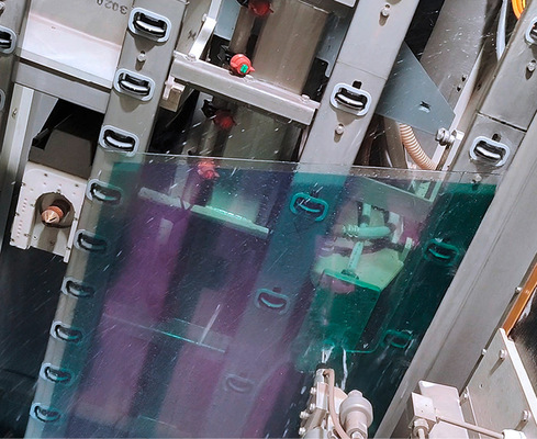 Die systron-Anlage kann mit ihrer Wasserstrahl-Funktion bis zu 25 mm dicke Gläser schneiden.