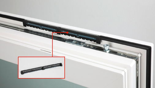 arimeo mit softmotion-Technologie sitzt oben quer im nicht einsehbaren Bauraum der Fensterflügeldichtung.
