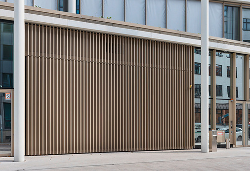 Auch bei hohen Soglasten oder ungünstigen Windrichtungen widersteht das 6,6 m breite Seitensektionaltor.