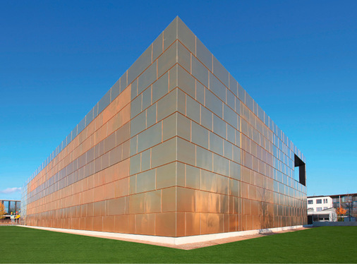 ProAurum zeigt mit der Fassade auch sein Handelsobjekt Gold. Die geschlossene, glatte Fassade widersteht durch eine patentierte Verschluß­mechanik auch großen Soglasten.