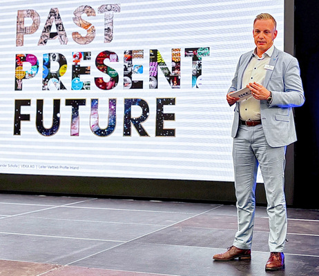 Alexander Scholle, Leiter Vertrieb Profile Inland begrüßt an zwei Tagen jeweils rund 300 Gäste im Veranstaltungszelt.