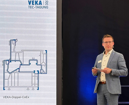 Produktmanager Christoph Seebröker stellte das neue Profilsystem Pure 82 vor, das auf intelligente Materialnutzung, nachhaltige Produktion und modernes Design setzt.