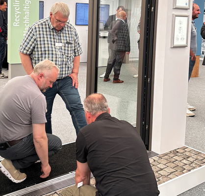 Auch der zunehmend relevante Aspekt der Barrierefreiheit stand auf der TEC-Tagung im Fokus. Neben einer Podiumsdiskussion wurde auch die neue Nullschwelle im Ausstellungsbereich gezeigt. - © Foto: Daniel Mund / GW