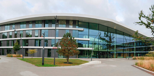 DFB-Campus wurden kürzlich für den Vogelschutz mit rund 400 m² Seen Elements Vogelschutz­markierungen ausgestattet, welche einen effektiven Schutz vor Vogelschlag bieten.