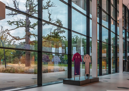 Aus der Distanz sind die 9 mm Punkte, die im Abstand von 90 mm von Punktmitte zu Punktmitte angebracht sind, kaum zu erkennen.