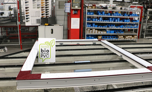 Einblick in die Fertigung der neuen Fenster aus Bio-PVC von Aldra.