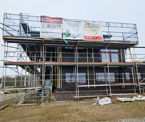 An Ort und Stelle nehmen die neuen Aldra-Fenster ihre „Tätigkeit“ auf, schützen vor Wind und Wetter, sorgen für frische Luft und schenken einen schönen Blick nach draußen.