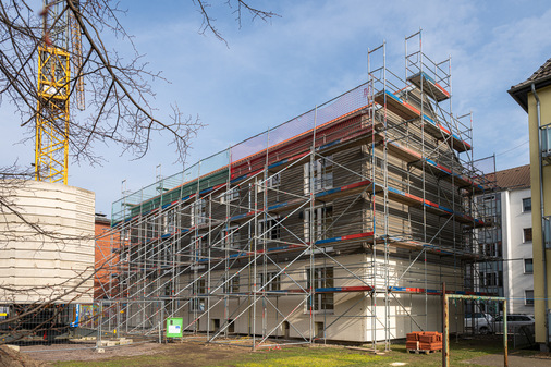 Fertige Außenfassade: Energieeffiziente Fenster mit Heizglas integriert Holzfassadenmodule.