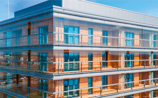 Ästhetik und Nachhaltigkeit im ­Einklang: Bei der Errichtung von Roots kamen 5500 m³ FSC-zertifiziertes Nadelholz zum Einsatz. Das verleiht der ­Fassade ein natürliches Aussehen und fördert ein gesundes Raumklima.